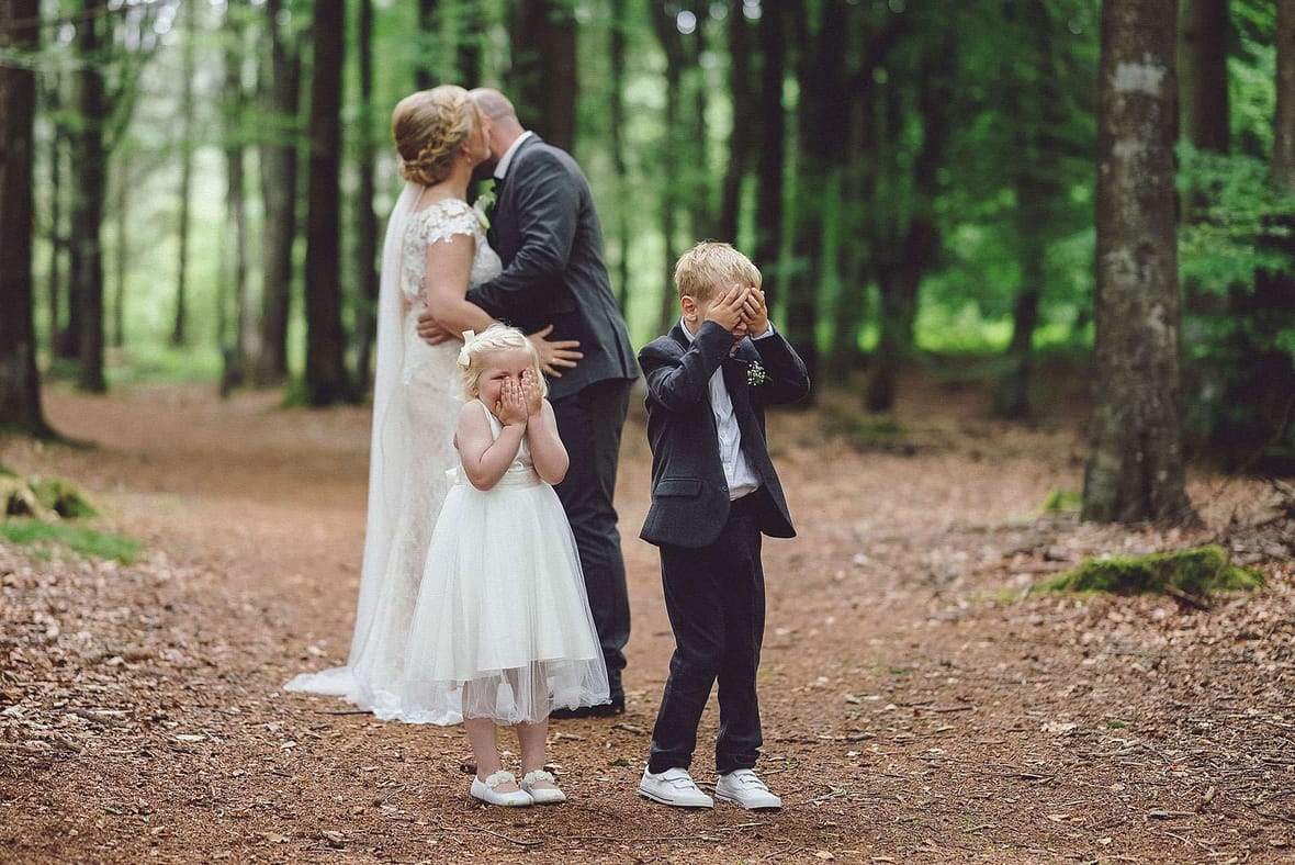 Børnene havde fået nok af mor os fars kysseri på deres bryllupsdag