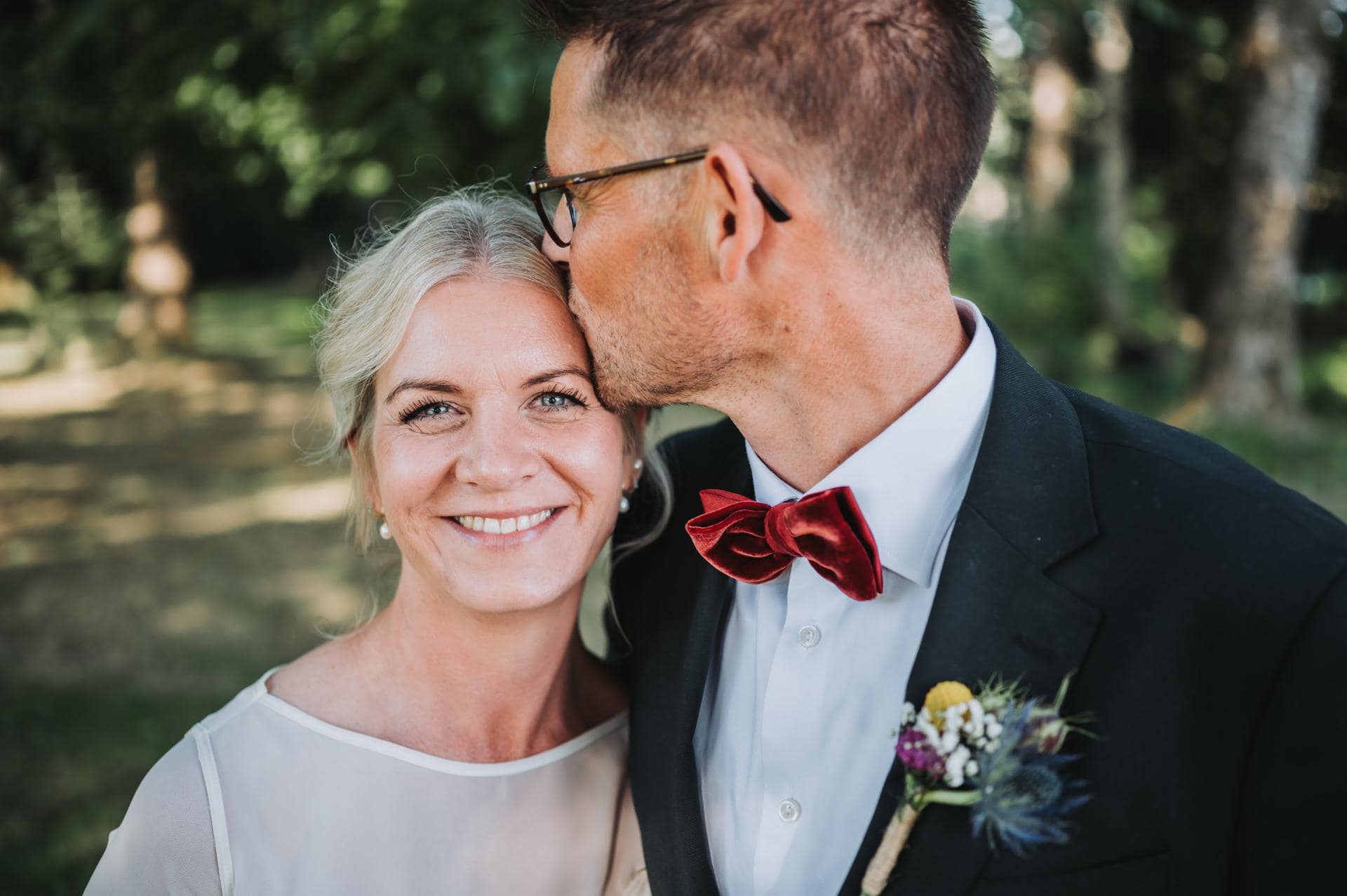 Bryllup i Idom kirke tæt på Holstebro, det smukke par kunne selv gå hjem efter vielsen og det kunne fotografen også. Jeg bor nemlig selv i Idom som jo klart er verdens omdrejningspunkt.