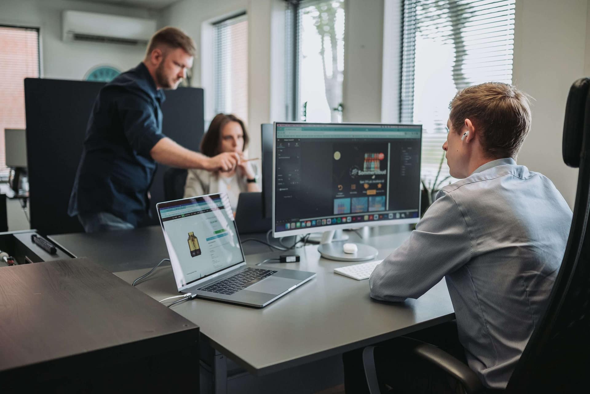 Erhvervsbillede fra et kontor i en webdesign virksomhed