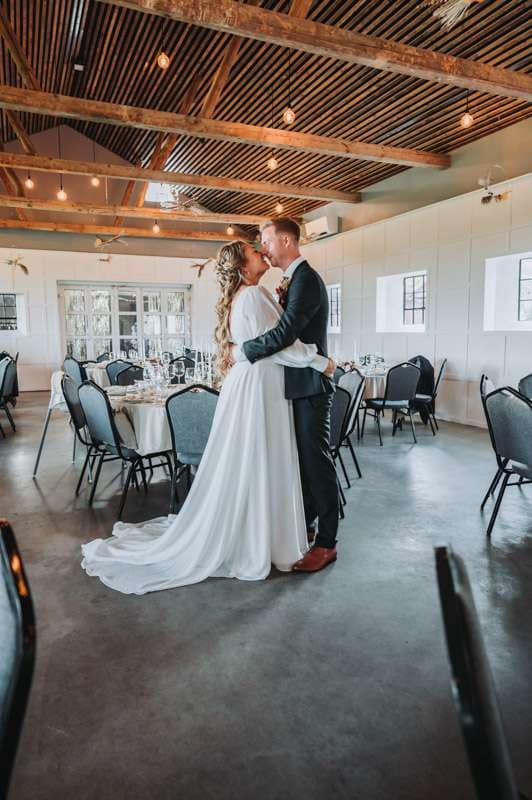 Brudepar inde i salen ved haven højvang ved Århus et rigtig dejligt sted at holde bryllup da der både er smuk natur udenfor men også fantastiske lokaler til mindre bryllupper under 70 gæster