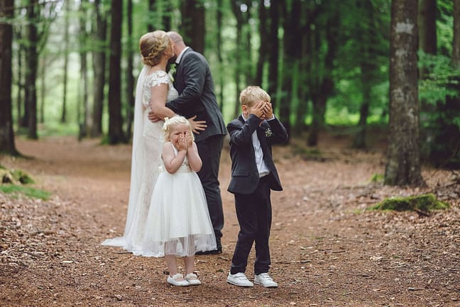 Børnene havde fået nok af mor os fars kysseri på deres bryllupsdag