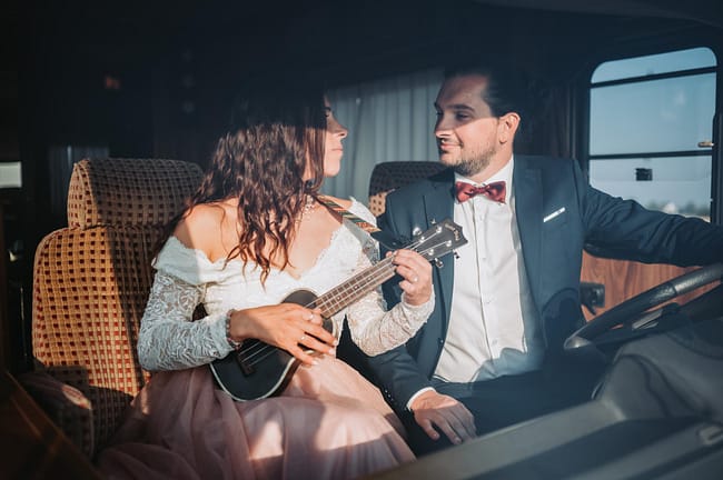 Bryllup med Ukulele sang sol og kaffe ved Amager strandpark, et smukt par der havde taget autocamperen på afsted og lavede en elopement session i København